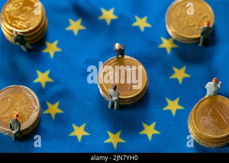 Politiker und Geschäftsleute aus europäischen Ländern.Stand der Wirtschaft in europäischen Ländern.Zahlen von Männern in Anzügen auf Euro-Münzen auf europäischem Stockfoto