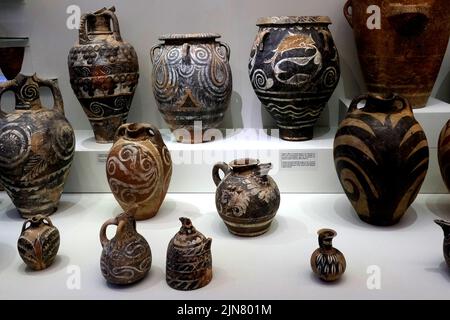 Verschiedene Tongefäße und Vasen im Archäologischen Museum von Heraklion in Kreta Griechenland Stockfoto