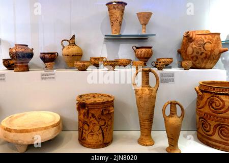 Verschiedene Tongefäße und Vasen im Archäologischen Museum von Heraklion in Kreta Griechenland Stockfoto