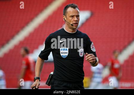 The Valley, London am Dienstag, den 9.. August 2022. Matchschiedsrichter Stuart Attwell beim Carabao Cup-Spiel zwischen Charlton Athletic und Queens Park Rangers am Dienstag, den 9.. August 2022 im The Valley, London. (Kredit: Tom West | MI News) Kredit: MI Nachrichten & Sport /Alamy Live News Stockfoto