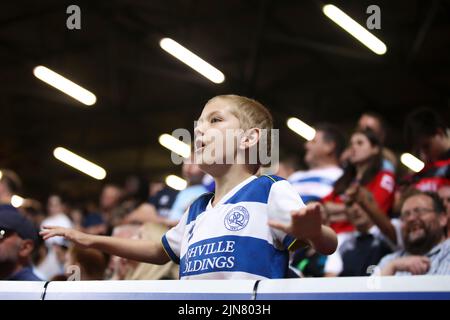 The Valley, London am Dienstag, den 9.. August 2022. Ein junger QPR-Fan während des Carabao Cup-Spiels zwischen Charlton Athletic und den Queens Park Rangers am Dienstag, dem 9.. August 2022 im The Valley, London. (Kredit: Tom West | MI News) Kredit: MI Nachrichten & Sport /Alamy Live News Stockfoto