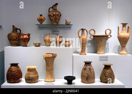 Verschiedene Töpferwaren und Tassen im Archäologischen Museum von Heraklion in Kreta Griechenland Stockfoto