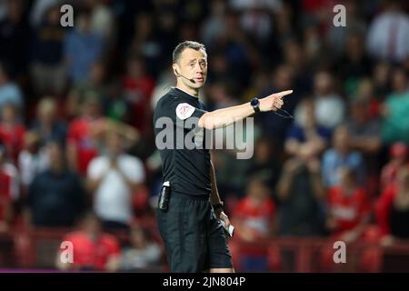 The Valley, London am Dienstag, den 9.. August 2022. Matchschiedsrichter Stuart Attwell beim Carabao Cup-Spiel zwischen Charlton Athletic und Queens Park Rangers am Dienstag, den 9.. August 2022 im The Valley, London. (Kredit: Tom West | MI News) Kredit: MI Nachrichten & Sport /Alamy Live News Stockfoto