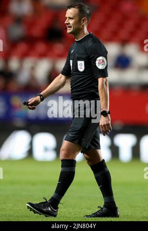 The Valley, London am Dienstag, den 9.. August 2022. Matchschiedsrichter Stuart Attwell beim Carabao Cup-Spiel zwischen Charlton Athletic und Queens Park Rangers am Dienstag, den 9.. August 2022 im The Valley, London. (Kredit: Tom West | MI News) Kredit: MI Nachrichten & Sport /Alamy Live News Stockfoto