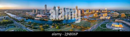 Panorama-Stadtbild von Austin, Texas in der Nähe des Colorado River vor der Skyline bei Sonnenuntergang Stockfoto