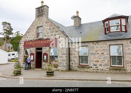 Braemar Village und Farquharsons Restaurant Bar im Dorf, Aberdeenshire, Schottland, Großbritannien, Sommer 2022 Stockfoto