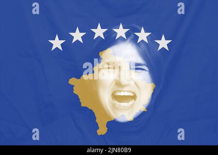 Unschärfe-Frau auf Kosovo-Flagge. Konzept des Grenzkonflikts, der Unabhängigkeit und des freien Transports oder des Konflikts zwischen Serbien und dem Kosovo im Rahmen eines Freihandelsabkommens Stockfoto