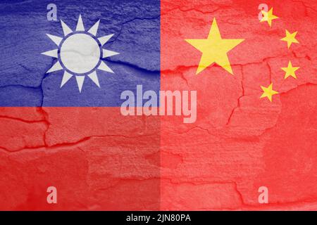 Defokussieren Sie die China-Flagge, die offiziellen Farben und den richtigen Anteil. Krieg zwischen China und Taiwan. Nationale chinesische Flagge. Steinmauer Hintergrund. Riss. Kommuni Stockfoto