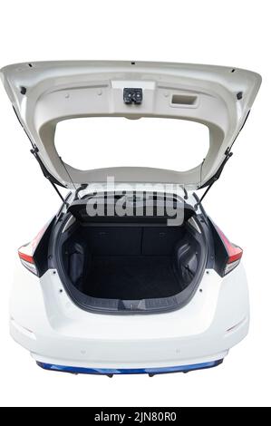 Öffnen Sie den sauberen Kofferraum des Heckklappenwagens, der auf dem Studiohintergrund isoliert ist Stockfoto