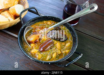 Pottage mit Wurst, Kartoffeln und Bohnen Stockfoto