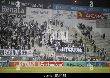 Campinas, Brasilien. 09. August 2022. SP - Campinas - 09/08/2022 - BRASILEIRO SERIE B 2022 PONTE PRETA X VASCO - Liga entre as torcidas de Ponte Preta durante partida contra Vasco no estadio Moises Lucarelli pelo campeonato Brasileiro B 2022. Foto: Rogerio Capela/AGIF/Sipa USA Quelle: SIPA USA/Alamy Live News Stockfoto