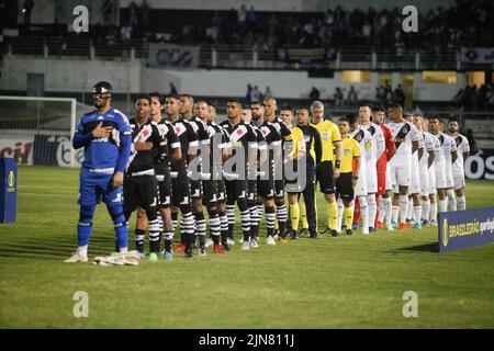 Campinas, Brasilien. 09. August 2022. SP - Campinas - 09/08/2022 - BRASILEIRO SERIE B 2022 PONTE PRETA X VASCO - Jogadores do Ponte Preta durante entrada em campo para partida contra o Vasco no estadio Moises Lucarelli pelo campeonato Brasileiro B 2022. Foto: Rogerio Capela/AGIF/Sipa USA Quelle: SIPA USA/Alamy Live News Stockfoto