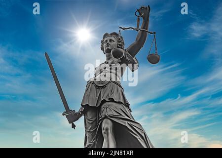 Symbol der Justizia-Figur in Frankfurt isoliert auf weißem Hintergrund Stockfoto