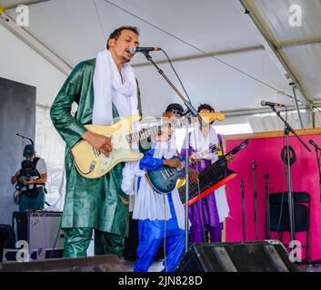 NEW ORLEANS, LA, USA - 29. APRIL 2022: Bombino tritt beim New Orleans Jazz and Heritage Festival 2022 auf Stockfoto