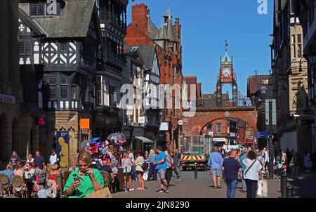 Eastgate, Einkäufer mit der berühmten Eastgate Turret Clock, über dem Eastgate der antiken Mauern von Chester, Cheshire, England, Großbritannien, CH1 1LE Stockfoto