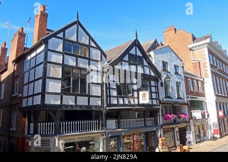 Geschäfte, Reihen und Gebäude, Architektur der Watergate Street, Chester, Cheshire, England, Großbritannien, CH1 2LE, im Sommer Stockfoto