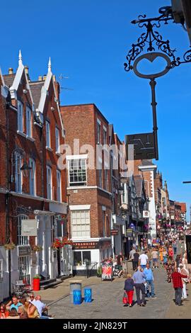 Geschäfte, Reihen und Gebäude, Architektur der Watergate Street, Chester, Cheshire, England, Großbritannien, CH1 2LE, im Sommer Stockfoto