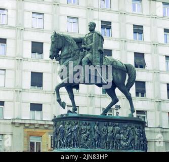 Prinz Mihailo mit Pferd, Reiterstatue aus Bronze in Belgrad, Serbien. Dies ist ein Held, ein Krieger, der Serbien gerettet hat. Die Statue befindet sich vor dem Opernhaus. Stockfoto