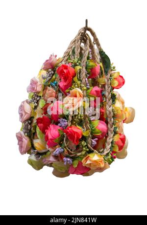 Es gibt gefälschte Textilblumen auf der Krone. Bunte isolierte Kronen zum Verkauf aus gefälschten Blumen Stockfoto