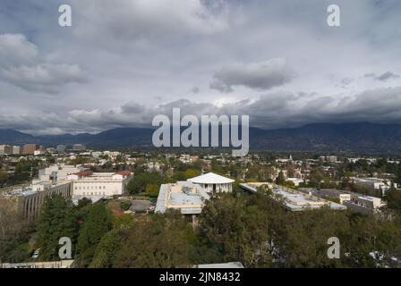 Pasadena im Los Angeles County blickt nach Norden in Richtung San Gabriel Mountains und zeigt Caltech-Gebäude im Vordergrund. Stockfoto