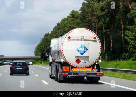 Deutschland 2022: Aral-LKW auf Autobahn. Aral ist eine Marke für Kraftstoffe und Tankstellen in Deutschland und Luxemburg. Aral ist Eigentum von BP. Stockfoto