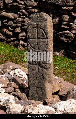 Antike Kreuzeinschrift in der Gallarus Oratory Chapel auf der Dingle Peninsula in Irland. Stockfoto