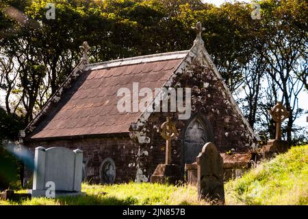 Gothic Ventry Mausoleum am Südufer von Dingle Harbor, Irland mit Fleur-de-Lys-Kreuzen. Stockfoto