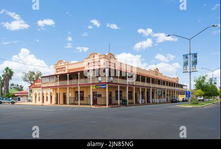 Das berühmte historische Hotel Corones, erbaut in den 1920er Jahren, ist ein Wahrzeichen in Charleville, South West Queensland, QLD, Australien Stockfoto