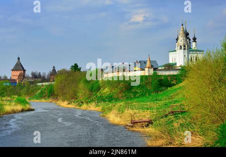 Kamenka River Valley in Susdal. Alte Kirchen und Klöster auf dem hohen Ufer, Denkmäler der russischen Architektur des XVII Jahrhunderts. Russland, 2022 Stockfoto