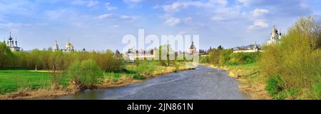 Panorama von Susdal am Fluss. Die Altstadt am Ufer des Flusses Kamenka, Kirchen und Klöster der russischen Architektur des XVII. Jahrhunderts. Stockfoto