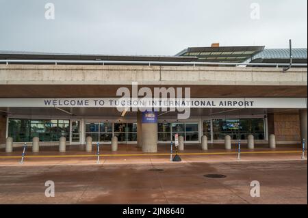 Willkommen am internationalen Flughafen Tucson, geschrieben über Gebäude. Stockfoto