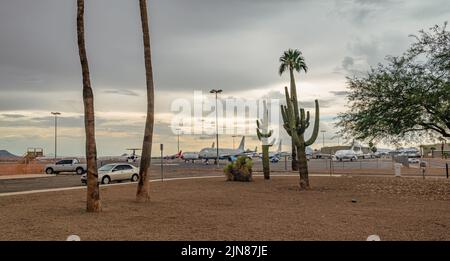 Fahrzeuge kommen am Tucson International Airport neben dem Parkplatz an. Stockfoto