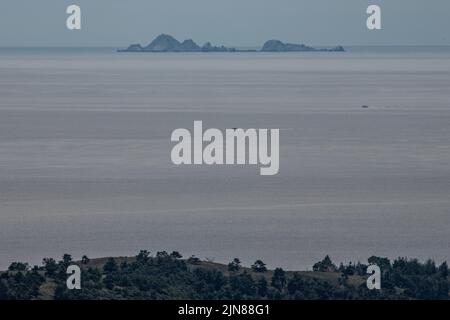 Die Farallon-Inseln oder Farallones in der Ferne im Pazifischen Ozean, wie sie vom Festland aus an einem klaren Tag im Marin County, Kalifornien, gesehen werden. Stockfoto