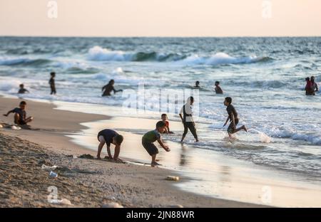 Gaza, Palästina. 09. August 2022. Palästinensische Kinder genießen den Mittelmeerstrand in der Stadt Khan Yunis im südlichen Gazastreifen begann am späten Sonntag eine von Ägyptern vermittelte Waffenruhe zwischen Israel und dem Islamischen Jihad, die drei Tage der Gewalt beendete. Kredit: SOPA Images Limited/Alamy Live Nachrichten