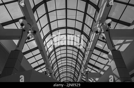 Dachfenster im Einkaufszentrum. Das Innere des Haupteinkaufszentrums mit großem Oberlicht und natürlichem Licht vom Glasdach. Abstrakt, niemand, moderner archit Stockfoto