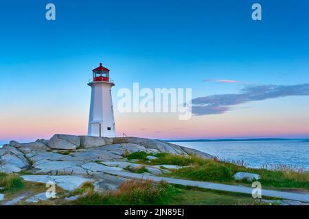 Foto des legendären Peggy's Cove Leuchtturms, aufgenommen bei Sonnenaufgang an einem schönen Sommermorgen. Stockfoto