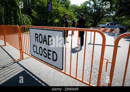 Newark, Usa. 09. August 2022. Ein geschlossenes Straßenschild an der Straßenbaustelle. Eine Wasserdurchbruche in einem Park im Essex County überflutete am 9. August 2022 Straßen und ließ die Bewohner von Newark mit niedrigem Wasserdruck zurück, sagten die Behörden. Der Bruch ereignete sich im Branch Brook Park in der Mill Street in Belleville, was den Wasserdruck im benachbarten Newark beeinträchte und mindestens ein Fahrzeug einstellte, so Beamte der Stadt. Die Pause hat auch das Wasser in Belleville, Nutley und Bloomfield beeinflusst. Kredit: SOPA Images Limited/Alamy Live Nachrichten Stockfoto