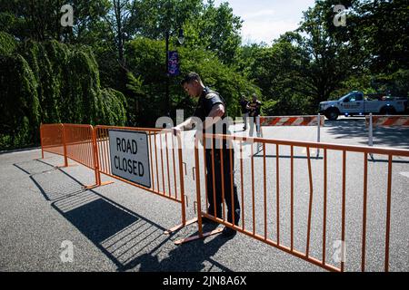 Newark, Usa. 09. August 2022. Ein geschlossenes Straßenschild an der Straßenbaustelle. Eine Wasserdurchbruche in einem Park im Essex County überflutete am 9. August 2022 Straßen und ließ die Bewohner von Newark mit niedrigem Wasserdruck zurück, sagten die Behörden. Der Bruch ereignete sich im Branch Brook Park in der Mill Street in Belleville, was den Wasserdruck im benachbarten Newark beeinträchte und mindestens ein Fahrzeug einstellte, so Beamte der Stadt. Die Pause hat auch das Wasser in Belleville, Nutley und Bloomfield beeinflusst. Kredit: SOPA Images Limited/Alamy Live Nachrichten Stockfoto