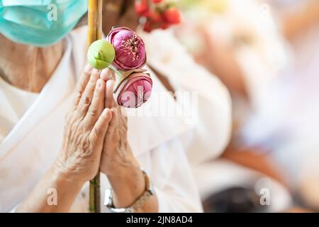 Teilnahme an religiösen Zeremonien mit Blumen im Buddhismus. Stockfoto