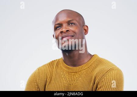 Wie wir denken, wird diktieren, wie wir uns fühlen. Studioaufnahme eines Mannes, der vor grauem Hintergrund nachdenklich aussieht. Stockfoto