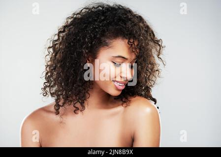 Shes eine schöne Seele. Studioaufnahme einer schönen jungen Frau, die vor einem grauen Hintergrund posiert. Stockfoto