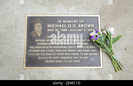 Ferguson, Usa. 09. August 2022. An dem Ort, an dem er vor acht Jahren in Ferguson, Missouri, am Dienstag, dem 9. August 2022, getötet wurde, wurden Blumen auf eine Tafel von Michael Brown gelegt. Am 9. August 2014 wurde Michael Brown jr. Von Darren Wilson, dem Polizeibeamten von Ferguson, tödlich geschossen, nachdem eine Auseinandersetzung folgte. Johnson war zum Zeitpunkt der Schießerei bei Brown und dieses Ereignis löste Unruhen in Ferguson aus. Foto von Bill Greenblatt/UPI Credit: UPI/Alamy Live News Stockfoto