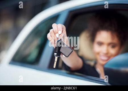 Yup, diese Schlüssel gehören ihr. Beschnittenes Porträt einer unkenntlichen Geschäftsfrau, die ihre Autoschlüssel hochhält, während sie in ihrem neuen Auto sitzt. Stockfoto