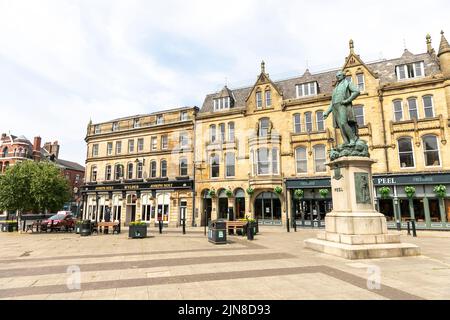 Sir Robert Peel Statue auf dem Marktplatz Bury Manchester, Statue und Denkmal des Gründers der modernen Polizei und des ehemaligen Premierministers, England, Sommer Stockfoto