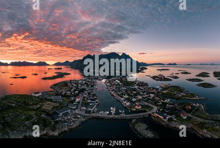 Luftaufnahme eines epischen Sonnenuntergangs über dem Fischerdorf Henningsvaer in Lofoten, Norwegen Stockfoto