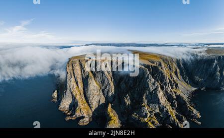 Luftaufnahme von Nordkap aka Nordkapp im Sommer mit Nebelwolken über der Landschaft in Nordnorwegen Stockfoto