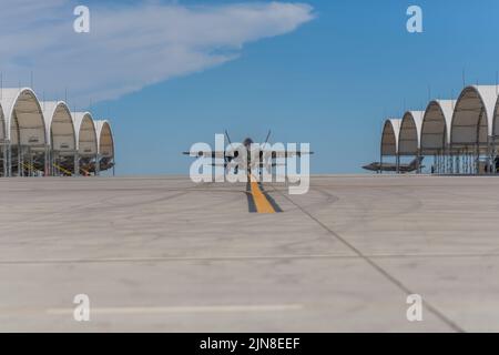San Diego, Kalifornien, USA. 9. August 2022. Marine Corps Piloten der VMFA-314 Black Knights Squadron fahren nach der Rückkehr zur Marine Corps Air Station Miramar in San Diego zu ihren Parkplätzen. Die Black Knights absolvierten einen neunmonatigen Einsatz an Bord der USS Abraham Lincoln (CVN-72). Dies war der erste Flugzeugträger Einsatz von Marine Corps F-35C Lightning II Kämpfer / Angriff Flugzeug. (Bild: © David Barak/ZUMA Press Wire) Stockfoto