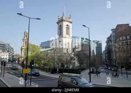 Leicht erhöhte Ansicht der Kirche St. Andrew in Holborn, im Zentrum von London an einem sonnigen Frühlingstag. Jenseits der von Christopher Wren entworfenen Kirche ist Th Stockfoto