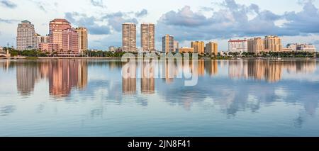 Blick auf die Skyline von West Palm Beach am Flagler Drive von der anderen Seite des Intracoastal Waterway in Palm Beach, Florida. (USA) Stockfoto