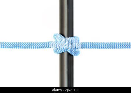 Die Nelkenkupplung ist eine Art Knoten. Zusammen mit der Bogenlinie und der Blechbiegung wird sie oft als einer der wichtigsten Knoten angesehen Stockfoto